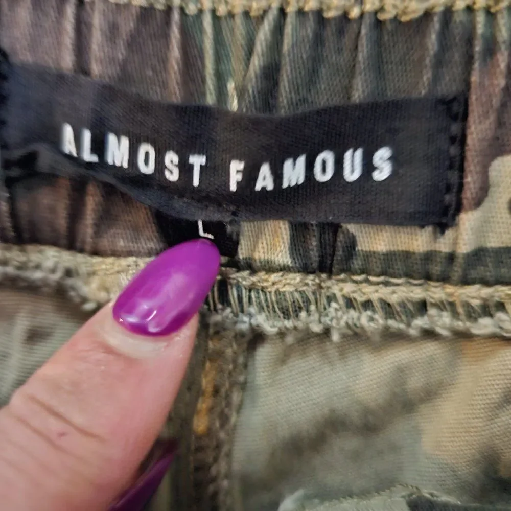 Forever 21 Women's Olive green High Rise Camouflage Print Cargo Shorts Size L